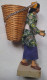 FIGURINE - ETHNOLOGIE - NEPAL - ANNEE 50 - FEMME - RAMASSEUSE DE FEUILLES DE THE - TRIBU - VÊTEMENT - 24 CM - Art Asiatique