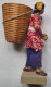 FIGURINE - ETHNOLOGIE - NEPAL - ANNEE 50 - FEMME - RAMASSEUSE DE FEUILLES DE THE - TRIBU - VÊTEMENT - 24 CM - Art Asiatique