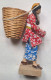 FIGURINE - ETHNOLOGIE - NEPAL - ANNEE 50 - FEMME - RAMASSEUSE DE FEUILLES DE THE - TRIBU - VÊTEMENT - 24 CM - Art Asiatique