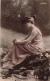 FANTAISIES - Une Femme Assise Sur Un Rocher - Colorisé - Carte Postale Ancienne - Femmes