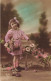 ENFANTS - Une Petite Fille Avec Un Brouette Pleine De Fleurs - Colorisé - Carte Postale Ancienne - Portraits