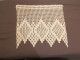 Delcampe - Un Seul  Rideau Réalisé Au Crochet. En Coton écru (40cm / 68cm) - Vorhänge