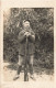 MILITARIA - Personnage - Un Soldat En Uniforme Avec Son Arme - Carte Postale Ancienne - Personen