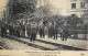 CPA - Evénements > PARIS OCTOBRE 1910 - GREVE GENERALE Des CHEMINS De FER - Les Grévistes - TBE - Sciopero