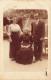 GENEALOGIE - Une Vieille Femme Assise Avec Ses Enfants - Carte Postale Ancienne - Genealogy