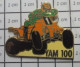 2922  Pin's Pins / Beau Et Rare / SPORTS / QUAD  ATV Yamaha 100 Par BALLARD Grand Pin's - Autorennen - F1
