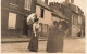FANTAISIE - Femmes - Trois Femmes Discutant Dans La Rue - Ombrelles - Carte Postale Ancienne - Women