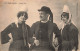 FOLKLORE - Costumes - Pont L'Abbé - Joyeux Trio - Carte Postale Ancienne - Kostums
