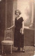 FANTAISIE - Femme - Une Femme En Robe Longue Noire - Debout - Chaise - Carte Postale Ancienne - Femmes