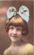 ENFANT - Petite Fille Avec Un Ruban Bleu Dans Le Cheveux - Brune - Robe Jaune - LL - Carte Postale Ancienne - Otros & Sin Clasificación