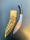 IMPOSANT KUKRI DE GHURKA D'INDE FOURREAU ORNE LAITON DECORE, CIRCA 1950, POIGNEE CORNE - Armes Blanches