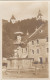E2473) FRIESACH In Kärnten - Platz Mit Brunnen U. Malerei Betrieb U. Kirche Am Hügel Im Hintergrund ALT ! 1926 - Friesach