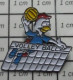 3022  Pin's Pins / Beau Et Rare / THEME : SPORTS / VOLLEY-BALL PETIT COQ TRICOLORE - Volleyball