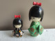 2 Kokeshi  Japonais Bois Traditionnel Poupée Kokeshi Vintage Fille Kimono Haut : 13 Cm Et 8,7 Cm Env Poids Total 136 Grs - Arte Asiático