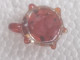 Pendentif En Forme De Tortue, Qui Semble être Fait De Verre Ou De Cristal  Long 2,5 Cm Env Poids 4,38 Grs - Pendentifs