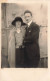 COUPLES - Photo De Couple - Homme Tenant Sa Femme - Carte Postale Ancienne - Parejas