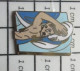 511A Pin's Pins / Beau Et Rare / SPORTS /  NATATION NAGEUR CRAWL PISCINE - Nuoto