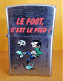 GASTON LAGAFFE -  Briquet à Essence Rechargeable N° 1 " Le Foot C'est Le Pied "  (5.5 Cm X 3.5 Cm) - Altri & Non Classificati