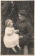 ENFANTS - Une Petite Fille Heureuse Assise Sur Le Genoux De Sa Mère - Carte Postale Ancienne - Ritratti