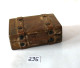 Delcampe - C295 Ancienne Boite Miniature Représentant Une Valise - Supplies And Equipment