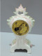 Delcampe - -JOLIE ANCIENNE PENDULETTE PORCELAINE ALLEMANDE DE SAXE ? EPEES CROISEES?  E - Clocks