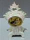 Delcampe - -JOLIE ANCIENNE PENDULETTE PORCELAINE ALLEMANDE DE SAXE ? EPEES CROISEES?  E - Clocks