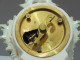 Delcampe - -JOLIE ANCIENNE PENDULETTE PORCELAINE ALLEMANDE DE SAXE ? EPEES CROISEES?  E - Clocks