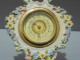 Delcampe - -JOLIE ANCIENNE PENDULETTE PORCELAINE ALLEMANDE DE SAXE ? EPEES CROISEES?  E - Clocks