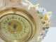 Delcampe - -JOLIE ANCIENNE PENDULETTE PORCELAINE ALLEMANDE DE SAXE ? EPEES CROISEES?  E - Wanduhren