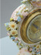 Delcampe - -JOLIE ANCIENNE PENDULETTE PORCELAINE ALLEMANDE DE SAXE ? EPEES CROISEES?  E - Clocks