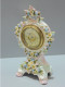 Delcampe - -JOLIE ANCIENNE PENDULETTE PORCELAINE ALLEMANDE DE SAXE ? EPEES CROISEES?  E - Clocks