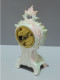 Delcampe - -JOLIE ANCIENNE PENDULETTE PORCELAINE ALLEMANDE DE SAXE ? EPEES CROISEES?  E - Clocks