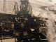 LOCOMOTIVE VAPEUR EN GARE DE REDON 35 POUR RENNES - COMPAGNIE L'OUEST - GROS PLAN TRAIN EN MARCHE 12.5cm × 8.5cm - Eisenbahnen