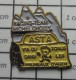 210c Pin's Pins / Beau Et Rare / THEME : SPORTS / AUTOMOBILE RACING TEAM MICHEL CHOISY ASTA Y'A DU TONUS DANS LES PRUNES - Rally