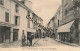 CPA 84 0121 L'Isle-sur-SORGUE - La Rue De La République - Animée Coiffeur Bar Villageois - Circulée - L'Isle Sur Sorgue