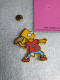 Pin's The Simpson's - Matt Groening 1990 Pin's En Plastique Sur Carton Fuschia (9.4 X 5.4 Cm) - Cine