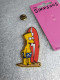 Pin's The Simpson's - Matt Groening 1990 Pin's En Plastique Sur Carton Fuschia (9.4 X 5.4 Cm) - Cinema