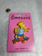 Pin's The Simpson's - Matt Groening 1990 Pin's En Plastique Sur Carton Fuschia (9.4 X 5.4 Cm) - Filmmanie