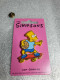 Pin's The Simpson's - Matt Groening 1990 Pin's En Plastique Sur Carton Fuschia (9.4 X 5.4 Cm) - Cinéma