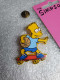 Pin's The Simpson's - Matt Groening 1990 Pin's En Plastique Sur Carton Fuschia (9.4 X 5.4 Cm) - Cinéma