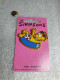 Pin's The Simpson's - Matt Groening 1990 Pin's En Plastique Sur Carton Fuschia (9.4 X 5.4 Cm) - Cinema