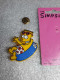 Pin's The Simpson's - Matt Groening 1990 Pin's En Plastique Sur Carton Fuschia (9.4 X 5.4 Cm) - Films