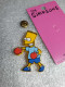 Pin's The Simpson's - Matt Groening 1990 Pin's En Plastique Sur Carton Fuschia (9.4 X 5.4 Cm) - Films