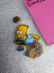 Pin's The Simpson's - Matt Groening 1990 Pin's En Plastique Sur Carton Fuschia (9.4 X 5.4 Cm) - Cinéma