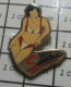 1222 Pin's Pins / Beau Et Rare / PIN-UPS / SAMBA FEMME EN LINGERIE ROUGE ET BLANCHE - Pin-Ups