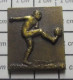 413B Pin's Pins / Beau Et Rare / SPORTS / FOOTBALL FOOTBALLEUR EN RELIEF GRAND PIN'S - Football