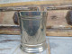 Delcampe - Ancien Vase Argent Ou Métal Ciselé Blason Style Anglais - Silberzeug