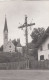 E3070) HOLZGAU Im LECHTAL - Sehr Schöne S/W FOTO AK - KREUZ Mit Holzzaun Haus U. Kirche Im Hintergrund ALT! - Lechtal