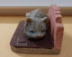 MINIATURE  ANIMAUX  - CHAT GUETTANT UNE SOURIS - L : 5,5cm - H : 3,5cm - Tiere