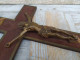 Delcampe - Grand Crucifix Acajou Christ Métal Patine Bronze Signé Hardy - Religious Art